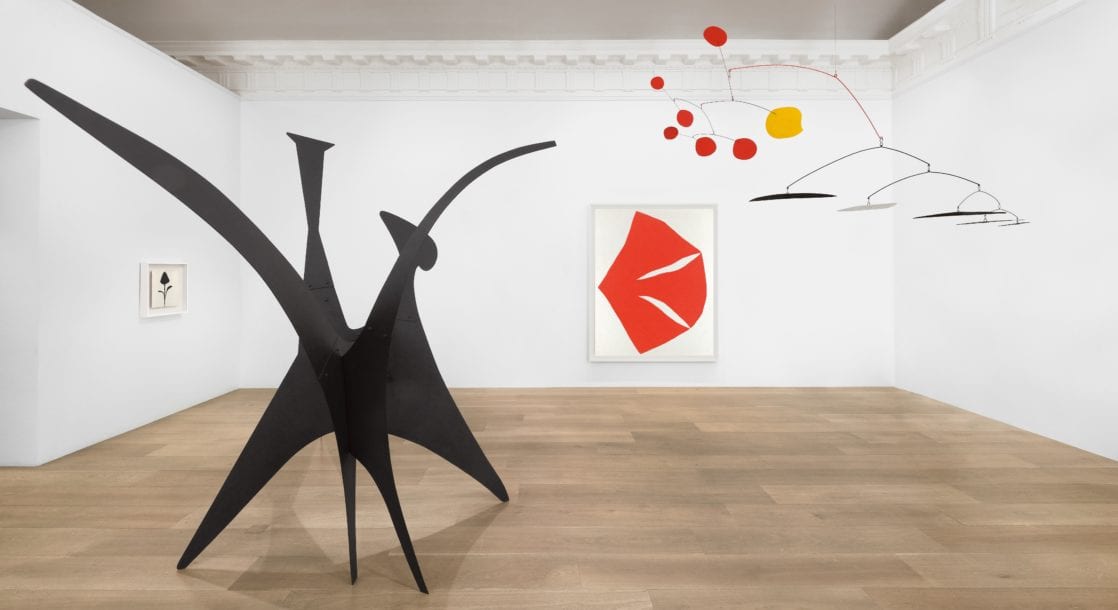 Installation view, Calder / Kelly.