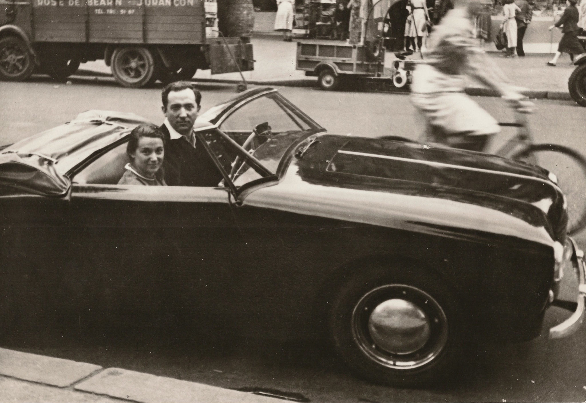 Photo of Pierre and Colette Soulages in a car