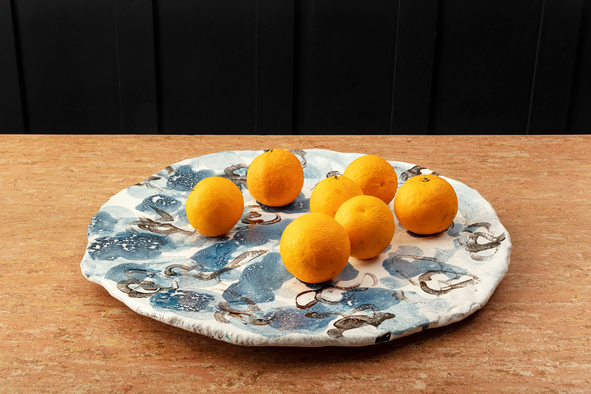 Photo of Peter Regli's ceramic bowl RH_391_031 (2020) with oranges