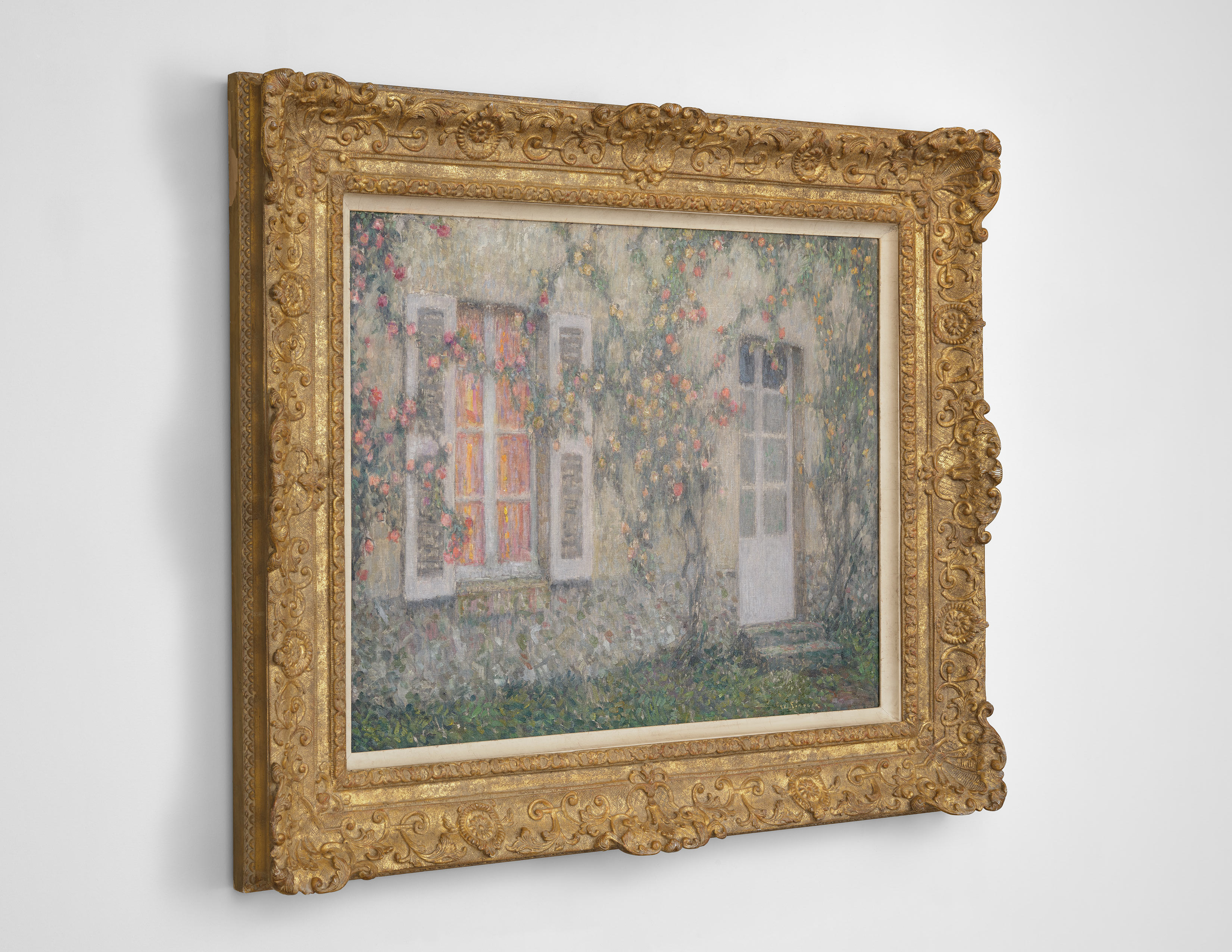 Angled view of Henri Le Sidaner's painting titled La mainson aux roses