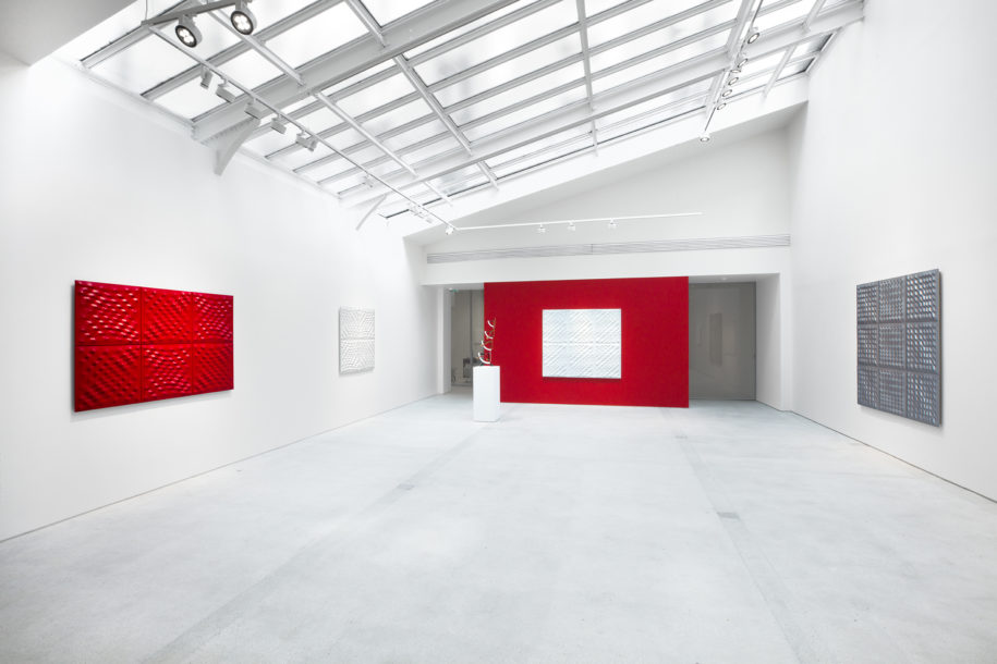 Installation view of Enrico Castellani | Sculpture exhibition at Levy Gorvy Paris