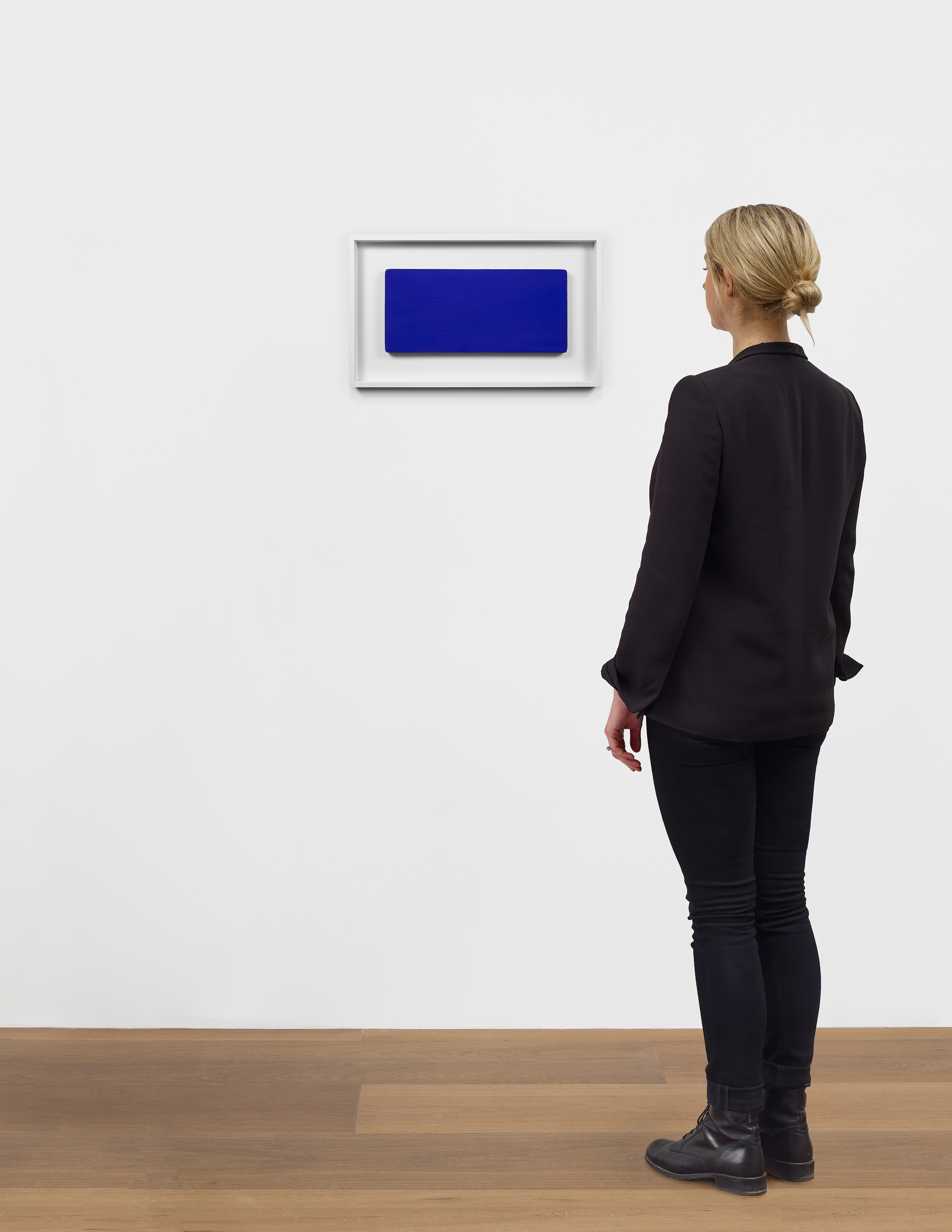 Scale view of Yves Klein's painting Monochrome bleu sans titre (IKB 231)