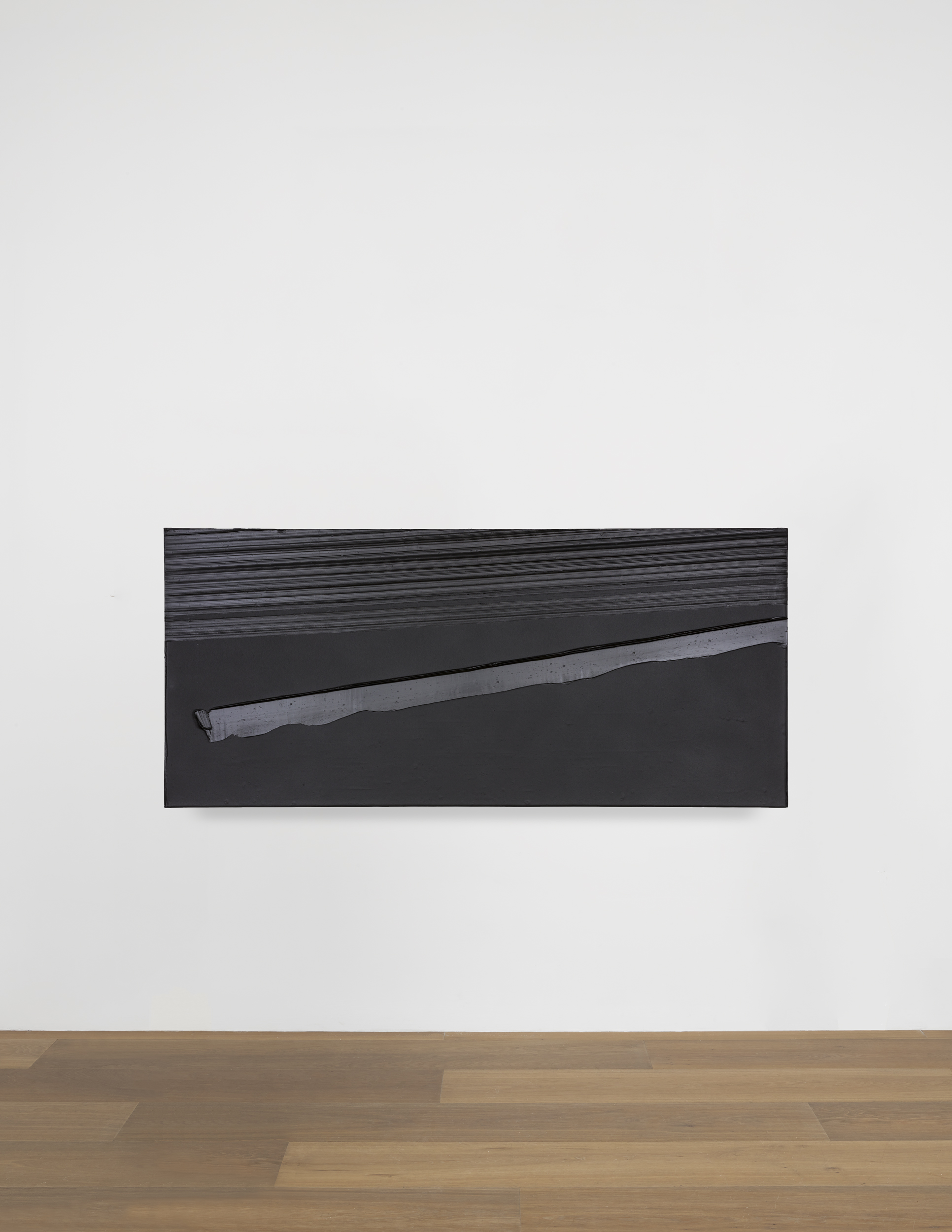 installation view of Pierre Soulages's painting Peinture 81 x 181 cm, 12 novembre 2020